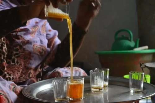 المشروب السحري للمغاربة، أتاي وطقوسه..مابين ثلاث جيمات بالصحراء إلى 'التعميرة 'بالشرق ،إلى كأس “برزتو” بدرعة تافلالت