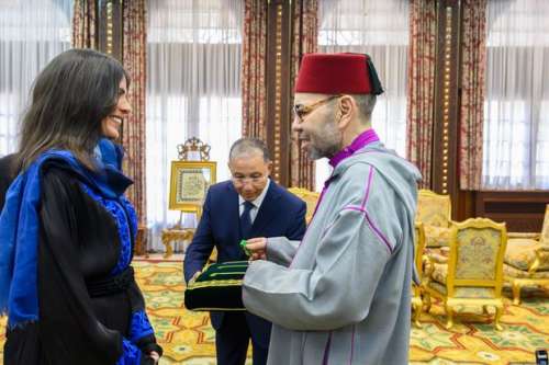 جلالة الملك يستقبل المتسلقة المغربية نوال صفنضلة ويوشحها جلالته بوسام المكافأة الوطنية من درجة ضابط